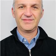 Laureato, con 10 anni di inglese all'estero